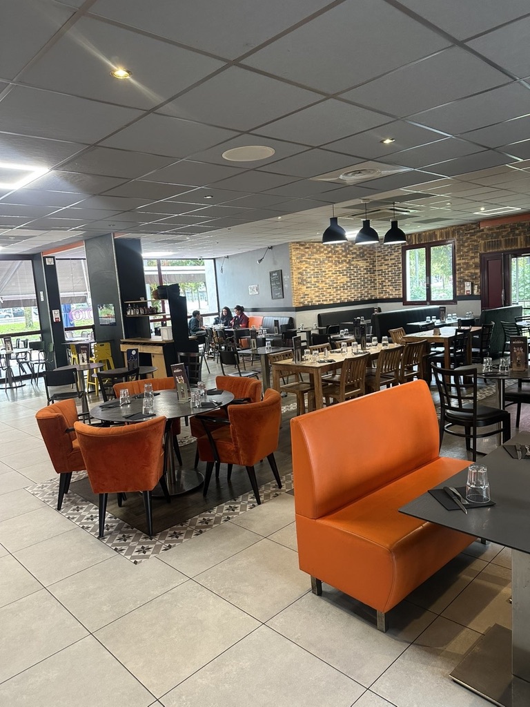 Salle du Palladio avec fauteuils orange, brasserie lounge à Échirolles près de Grenoble